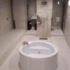 KNOWS HOTEL(ノウズホテル)(沼津市/ラブホテル)の写真『207号室利用、お風呂。TVあり、シャワーのタワーがあります。奧は洗面所応接セット。』by キジ