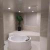 KNOWS HOTEL(ノウズホテル)(沼津市/ラブホテル)の写真『207号室利用、超広いお風呂のスペースです。ミストシャワーが天井全体から出ます。』by キジ