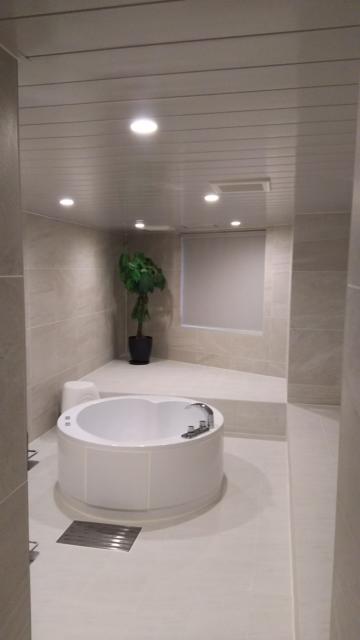 KNOWS HOTEL(ノウズホテル)(沼津市/ラブホテル)の写真『207号室利用、超広いお風呂のスペースです。ミストシャワーが天井全体から出ます。』by キジ