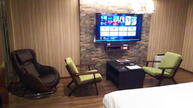KNOWS HOTEL(ノウズホテル)(沼津市/ラブホテル)の写真『207号室利用、室内にも応接セットがあるんですよ。』by キジ