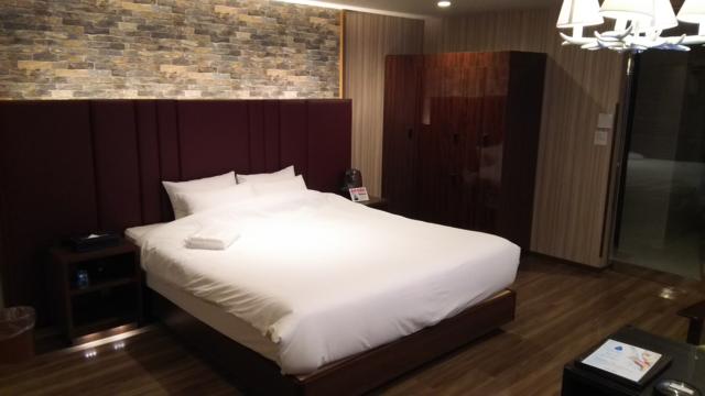 KNOWS HOTEL(ノウズホテル)(沼津市/ラブホテル)の写真『207号室利用、ﾍﾞｯﾄﾞになります。シャワーの写真も見てね。』by キジ