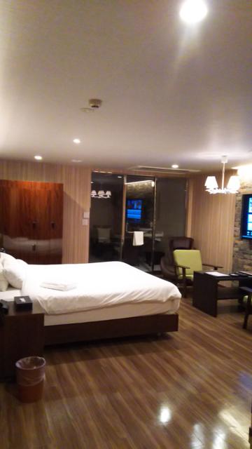 KNOWS HOTEL(ノウズホテル)(沼津市/ラブホテル)の写真『207号室利用、おまちかねの、部屋全体になります。広いです。』by キジ