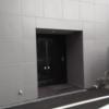 KNOWS HOTEL(ノウズホテル)(沼津市/ラブホテル)の写真『207号室利用、駐車場直結の入口。何もない駐車場は目立ちます。』by キジ