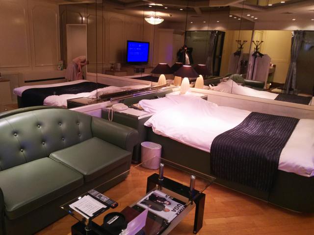 HOTEL Perrier(ペリエ)(新宿区/ラブホテル)の写真『311号室居室  茶器収納棚よりベッドを望む』by ルーリー９nine