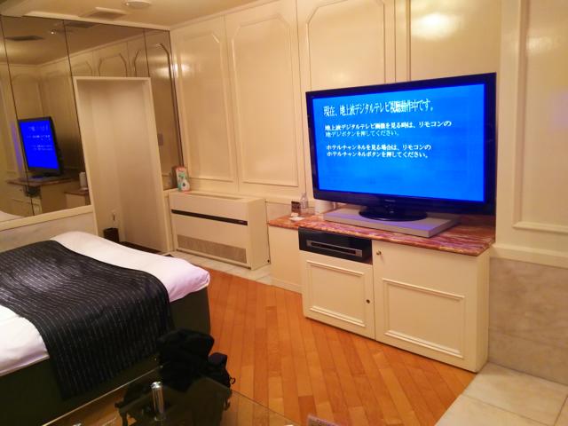 HOTEL Perrier(ペリエ)(新宿区/ラブホテル)の写真『311号室  居室玄関方向をソファより望む』by ルーリー９nine