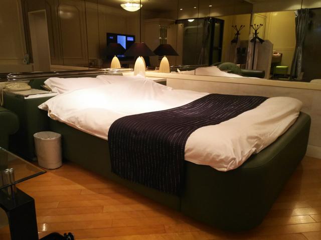 HOTEL Perrier(ペリエ)(新宿区/ラブホテル)の写真『311号室ベッド全容  足元左側角方向より望む』by ルーリー９nine