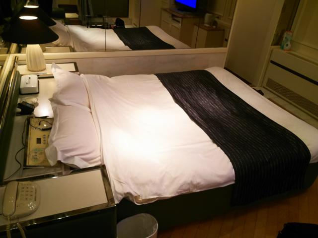 HOTEL Perrier(ペリエ)(新宿区/ラブホテル)の写真『311号室ベッド全容  ソファより枕元左側から望む』by ルーリー９nine