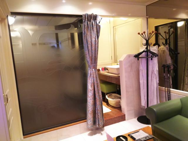 HOTEL Perrier(ペリエ)(新宿区/ラブホテル)の写真『311号室奥側  浴室仕切り壁（すりガラス）、洗面所』by ルーリー９nine