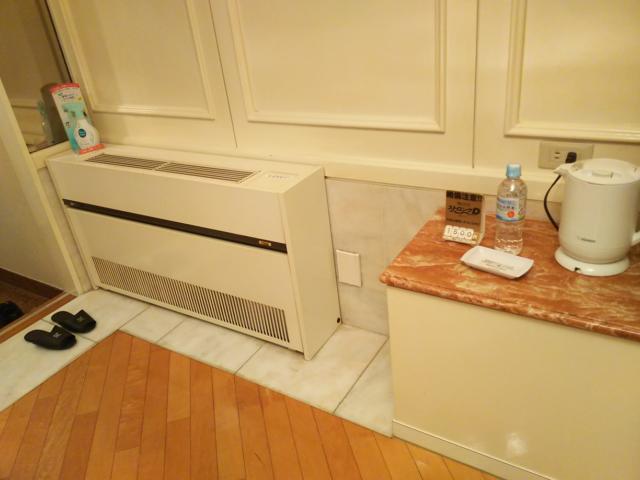 HOTEL Perrier(ペリエ)(新宿区/ラブホテル)の写真『311号室  居室左側を望む  左：空調機  右：湯沸し用小テーブル』by ルーリー９nine