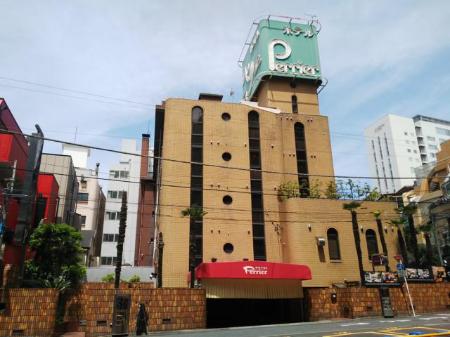 HOTEL Perrier(ペリエ)(新宿区/ラブホテル)の写真『昼の外観  南側建物前景』by ルーリー９nine