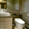 HOTEL VARKIN（ヴァーキン）(豊島区/ラブホテル)の写真『202号室（トイレは当然ウォシュレットです。洗面台と併設です）』by 格付屋