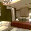 HOTEL VARKIN（ヴァーキン）(豊島区/ラブホテル)の写真『202号室（入口横から部屋奥方向。白いソファがきれいです）』by 格付屋
