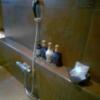 HOTEL VARKIN（ヴァーキン）(豊島区/ラブホテル)の写真『202号室（シャワー部分。良いホテルとされるシャワーヘッドは壁向きです）』by 格付屋
