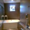 HOTEL VARKIN（ヴァーキン）(豊島区/ラブホテル)の写真『202号室（浴室です。窓がついているので明るいです。）』by 格付屋