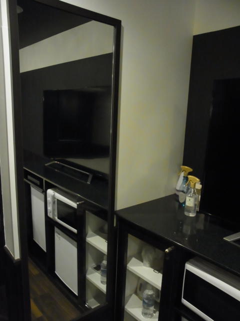 HOTEL 31（サーティワン)(船橋市/ラブホテル)の写真『402号室 テレビ横の鏡』by ホテルレポったー