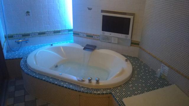 ウォーターホテルS国立(国立市/ラブホテル)の写真『315号室　お風呂も2人でゆったり入れる広さ。シャワーx2、ミストサウナ有』by やまけんちゃん