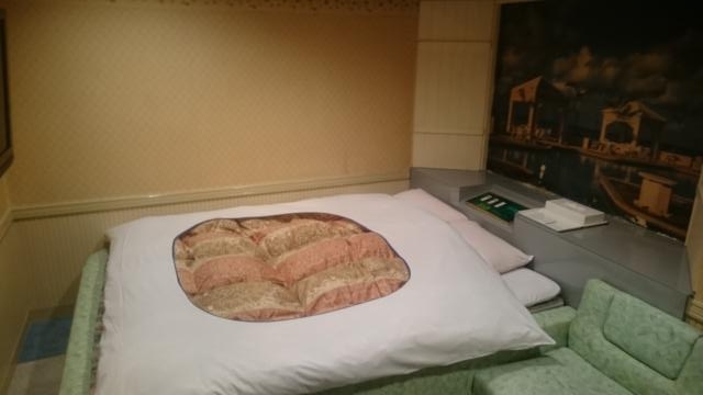 ホテル ２００１(江戸川区/ラブホテル)の写真『302号室　ベッド全景』by YOSA69