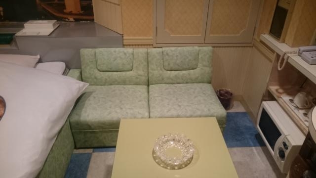 ホテル ２００１(江戸川区/ラブホテル)の写真『302号室　ソファーとテーブル』by YOSA69