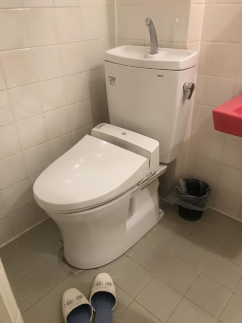 ホテル　エイト(新宿区/ラブホテル)の写真『浴室と同室のトイレ①』by 少佐