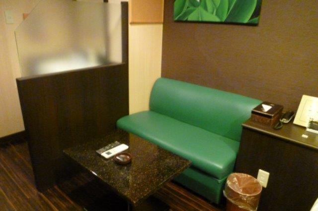 ホテル ピュア・アジアン(墨田区/ラブホテル)の写真『203号室（二人掛けソファとテーブルがあります。仲良くご飯が食べられます）』by 格付屋