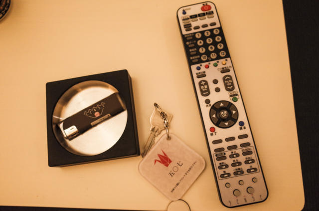 HOTEL SENSE(センス)(新宿区/ラブホテル)の写真『507号室　鍵　灰皿　リモコンなど』by INA69