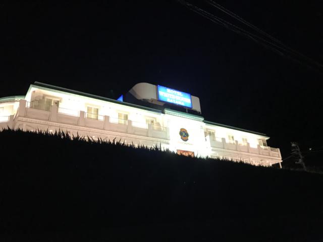 ホテル ホワイトハウス葉山(葉山町/ラブホテル)の写真『夜の外観』by まさおJリーグカレーよ