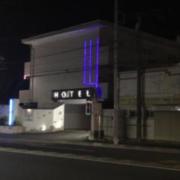 ホテル トレビ(横浜市港南区/ラブホテル)の写真『夜の外観』by まさおJリーグカレーよ