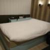 ホテル アトランタ(豊島区/ラブホテル)の写真『902号室 ソファーの横にベッド。照明類のスイッチや電話等は頭の上ではなくベッドの右側に配置されていた』by なめろう