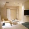 ホテル エリアス(豊島区/ラブホテル)の写真『205号室（部屋奥から入口反対方向。わかりにくいですが奥がトイレになります）』by 格付屋
