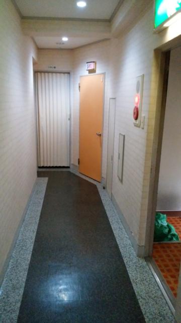 ホテル ワールド(豊島区/ラブホテル)の写真『エレベーターから降りた５階の通路』by オレの地雷を越えてゆけ！