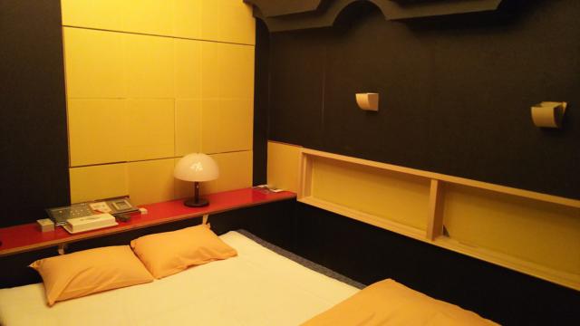 カサ・デル・アモール(堺市堺区/ラブホテル)の写真『305号室内、am10:45 ～pm12:15の時間帯でベッドです。』by ジャーミン