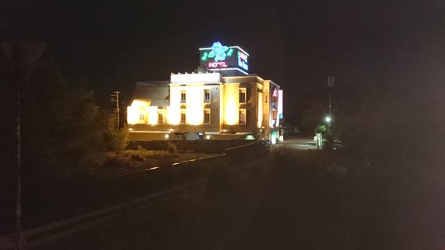 ホテル BlueRoses(ブルーローゼス)(越谷市/ラブホテル)の写真『夜外観 国道4号から』by ところてんえもん