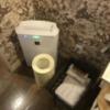 hotel SKY ROAD(豊島区/ラブホテル)の写真『（306号室）机横の空気清浄器、タオル、ゴミ箱たち』by こーめー