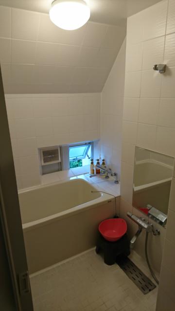 HOTEL RIO（リオ）(新宿区/ラブホテル)の写真『402号室 トイレを出て左に行くと右手にバスルームの扉(開けてバスルーム全景)』by なめろう