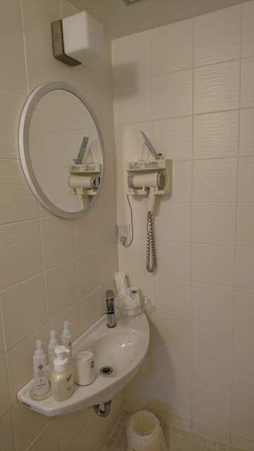 HOTEL RIO（リオ）(新宿区/ラブホテル)の写真『402号室 開けた扉の向こうに洗面台。扉を開けたままでは使えない狭さ。バスルーム内なのでお湯を使うと鏡は曇ると思われる』by なめろう