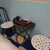 HOTEL RIO（リオ）(新宿区/ラブホテル)の写真『402号室 先程のベッド写真の右側にテーブルとイスがあるが一度ベッドに乗って降りてしないと使えない上に狭すぎるスペースなので使う人はいないと思う。自分と女性はイスの上に荷物と脱いだ服を置いていた』by なめろう