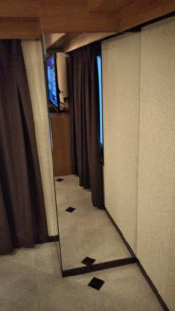 イーアイ五反田(品川区/ラブホテル)の写真『403号室壁の一角の鏡張り』by ミド丸