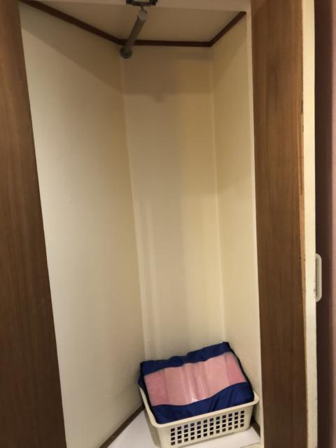 HOTEL アムール(台東区/ラブホテル)の写真『203号室 ちょっとした収納スペース』by みこすりはん