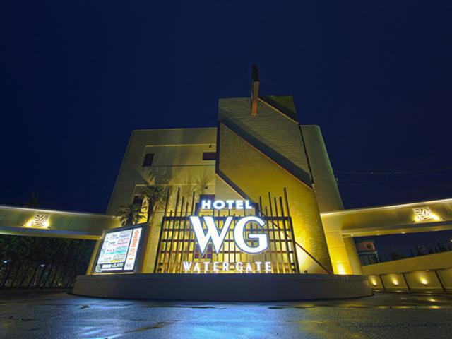 ホテル ウォーターゲート浜松(浜松市/ラブホテル)の写真『夜の外観(ホテル関係者の提供)』by OISO（運営スタッフ）