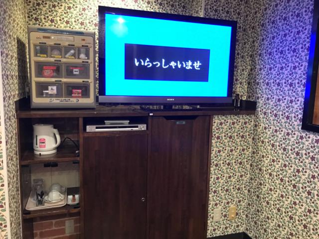ホテル ラフォーレ(浜松市/ラブホテル)の写真『110号室 TV、自販機等』by ま〜も〜る〜
