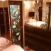 ホテルエーゲ海(荒川区/ラブホテル)の写真『203号室：ベッドの枕側から部屋の全景(ステンドグラス風の扉が浴室とトイレの入口。鏡を使って～～～レッツ！エロプレイ❗)』by オレの地雷を越えてゆけ！
