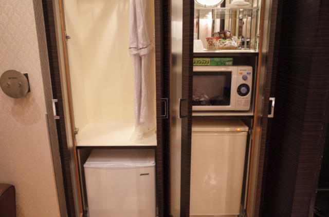ホテル 晏-an-(アン)(新宿区/ラブホテル)の写真『206号室　戸棚の中のクローゼット、冷蔵庫など』by INA69