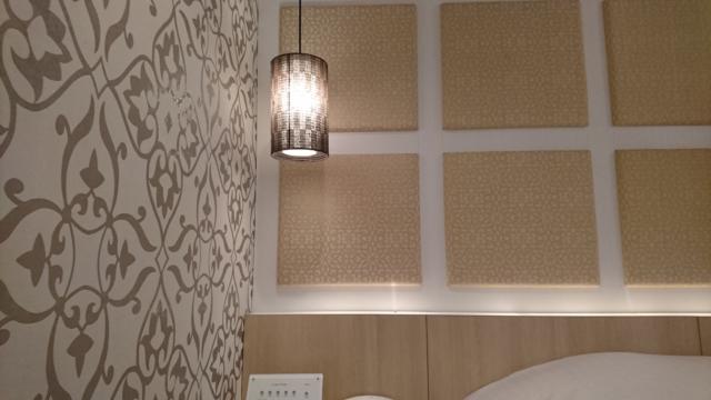 アラウダリゾート国立(国立市/ラブホテル)の写真『414号室、ベッド枕元の灯り』by おむすび