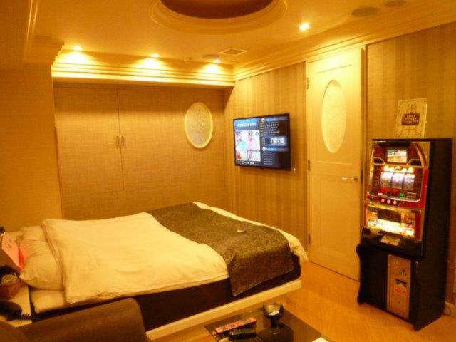 新宿ジャルディーノ(新宿区/ラブホテル)の写真『303号室（入口隣から部屋奥方向）』by 格付屋