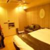 新宿ジャルディーノ(新宿区/ラブホテル)の写真『303号室（部屋奥から入口横方向）』by 格付屋