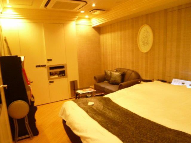 新宿ジャルディーノ(新宿区/ラブホテル)の写真『303号室（部屋奥から入口横方向）』by 格付屋