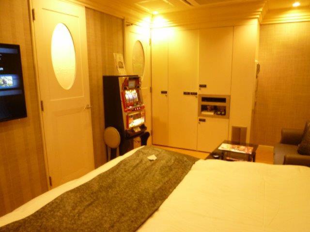 新宿ジャルディーノ(新宿区/ラブホテル)の写真『303号室（部屋奥から入口方向）』by 格付屋