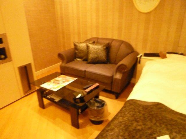 新宿ジャルディーノ(新宿区/ラブホテル)の写真『303号室（入口入って正面に二人掛けソファがあります）』by 格付屋