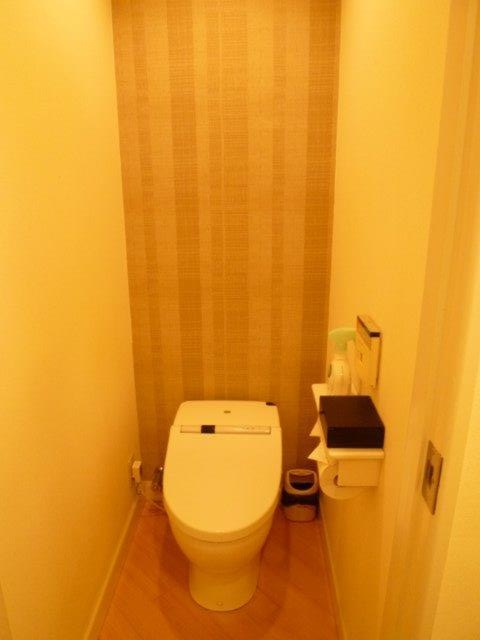 新宿ジャルディーノ(新宿区/ラブホテル)の写真『303号室（当然ウォシュレット完備です。お風呂とは独立トイレです）』by 格付屋