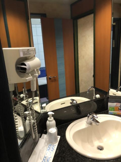 HOTEL アムール(台東区/ラブホテル)の写真『403号室 洗面所 鏡がとてもいい！^_^』by みこすりはん